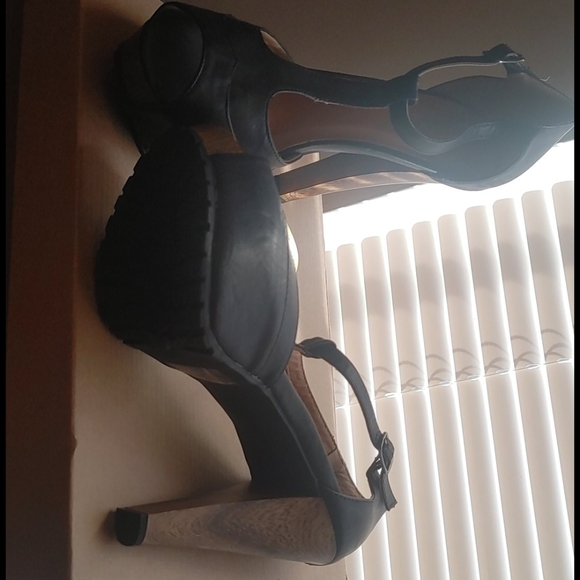 Heels - Picture 3 of 4